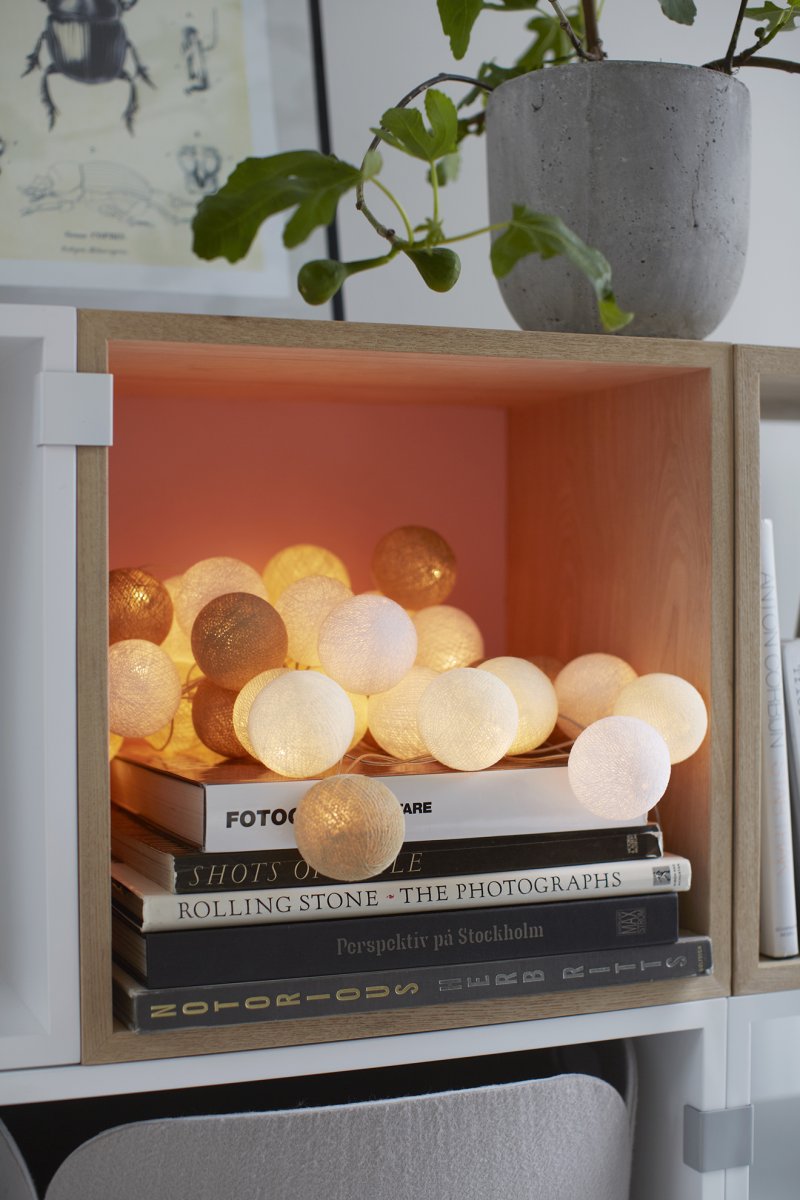 Irislights Creamy White 20-lights Beige De Irislights - Est&aacute; hecha de pl&aacute;stico y cuenta con bolas de algod&oacute;n y poli&eacute;ster hechas a mano que emiten una luz suave y agradable al encenderse.