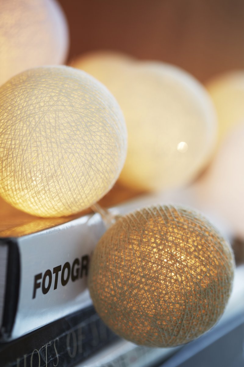 Irislights Creamy White 20-lights Beige De Irislights - Est&aacute; hecha de pl&aacute;stico y cuenta con bolas de algod&oacute;n y poli&eacute;ster hechas a mano que emiten una luz suave y agradable al encenderse.