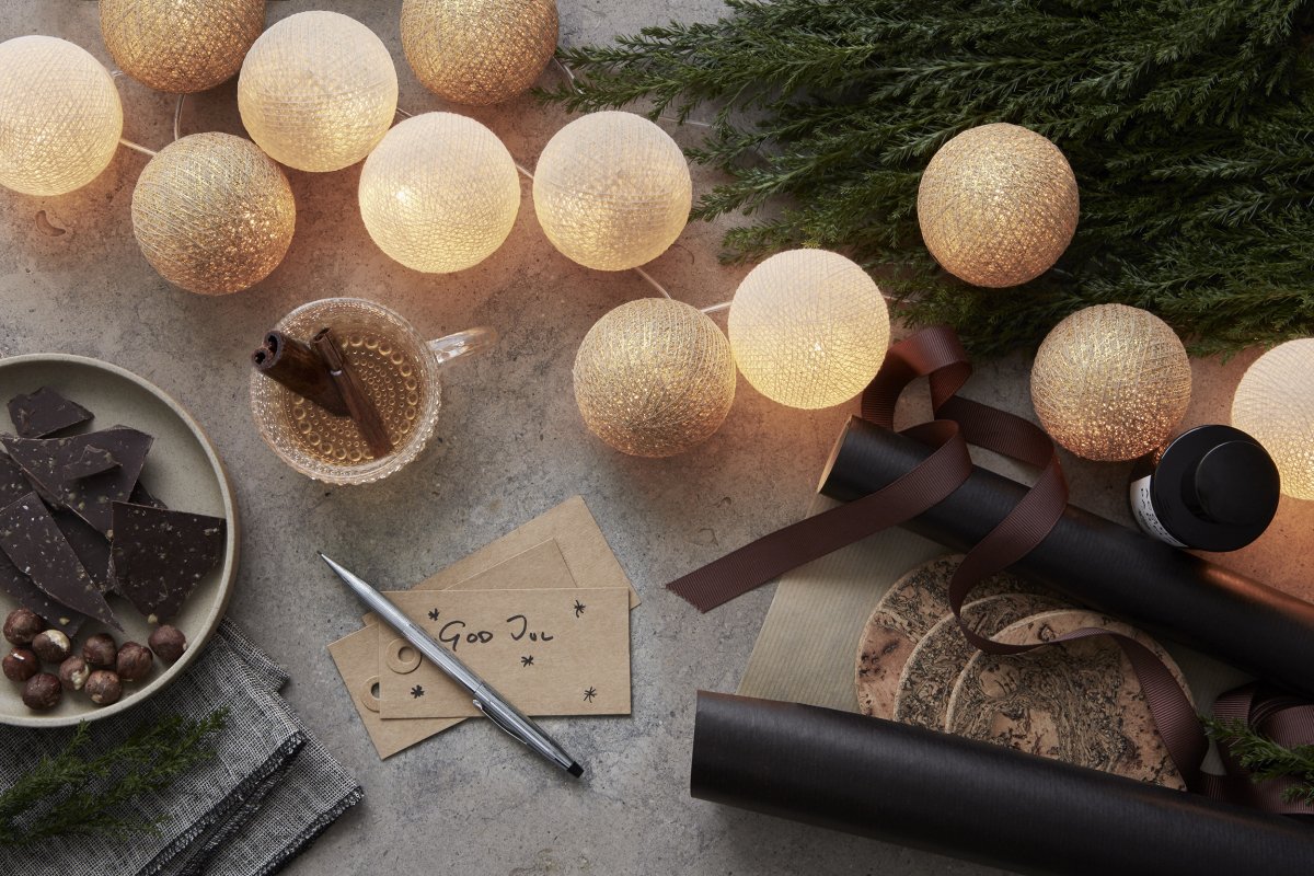 Irislights Gold 20-lights Oro De Irislights - Las elegantes luces de cadena doradas de Irislights son una hermosa fuente de luz hecha a mano con esferas de algod&oacute;n y poli&eacute;ster.