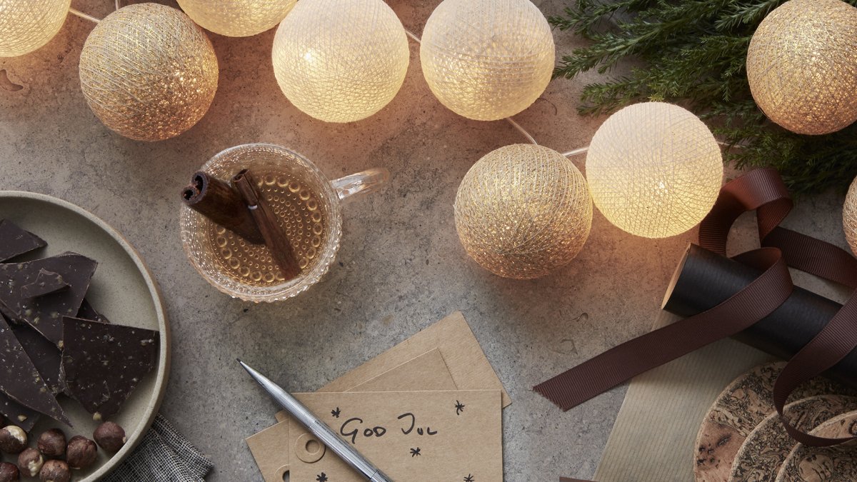 Irislights Gold 20-lights Oro De Irislights - Las elegantes luces de cadena doradas de Irislights son una hermosa fuente de luz hecha a mano con esferas de algod&oacute;n y poli&eacute;ster.