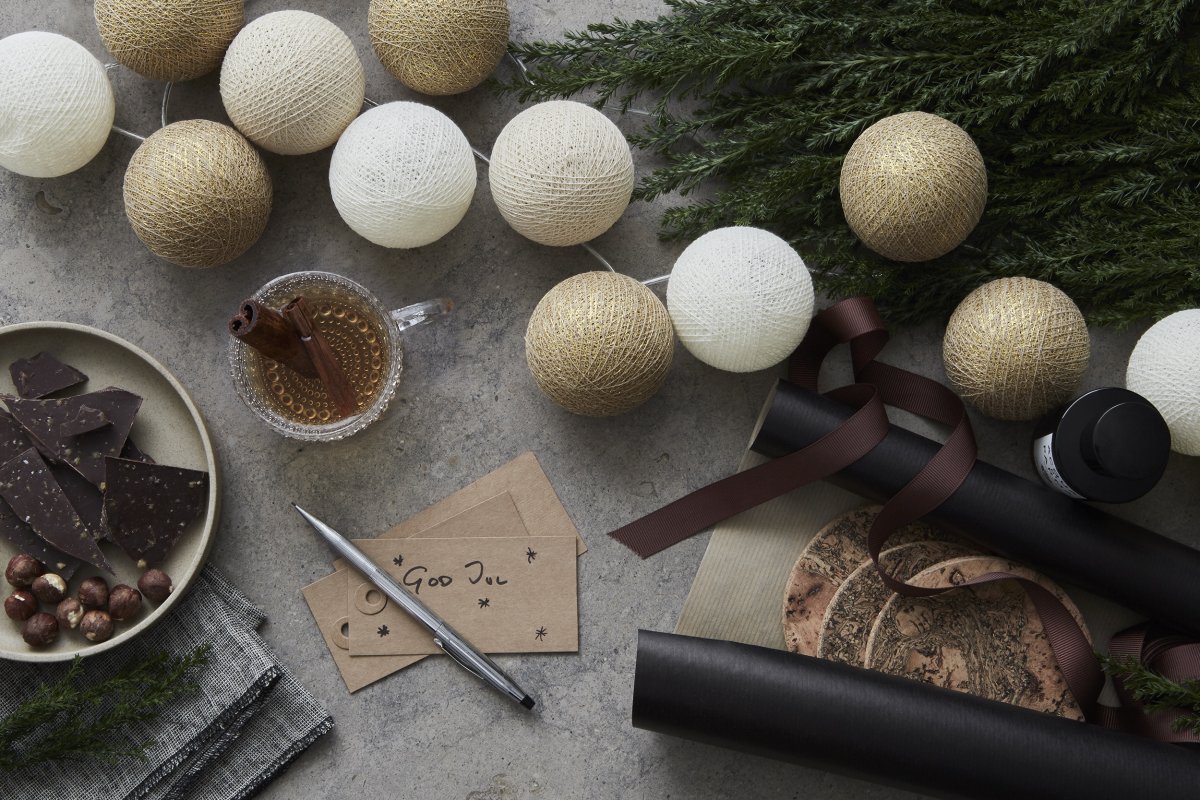 Irislights Gold 35-lights Oro De Irislights - Las elegantes luces de cadena doradas de Irislights son una hermosa fuente de luz hecha a mano con esferas de algod&oacute;n y poli&eacute;ster.