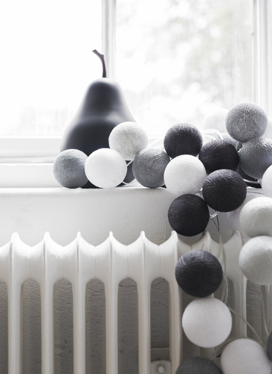 Irislights Graphic grey 20-lights Gris De Irislights - Consisten en un cable de pl&aacute;stico con bolas hechas a mano de hilo de algod&oacute;n y poli&eacute;ster que emiten una luz suave.