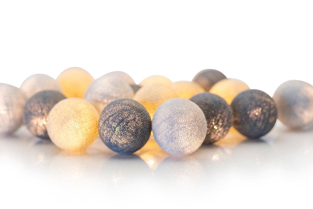Irislights Greige 20-lights Grisáceo De Irislights - Esta guirnalda de luces Irislights presenta una sencilla paleta de colores con esferas artesanales en gris y beige, conocidas como "greige".