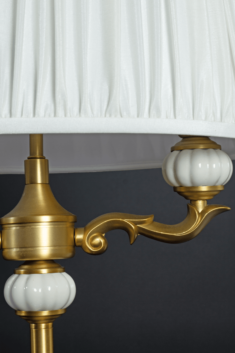 Toulouse 55cm Oro lámpara de mesa De Aneta Lighting - La l&aacute;mpara de mesa Toulouse cautiva con su dise&ntilde;o cl&aacute;sico y elegante, que incluye detalles decorativos y un sofisticado acabado dorado.