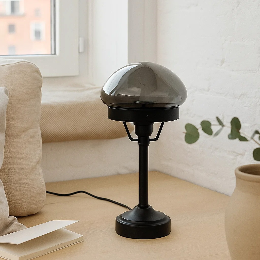 Jas 30cm Negro lámpara de mesa De Lampan - Cuenta con una base de metal negro y una pantalla curva de cristal ahumado que difunde una luz suave y agradable.