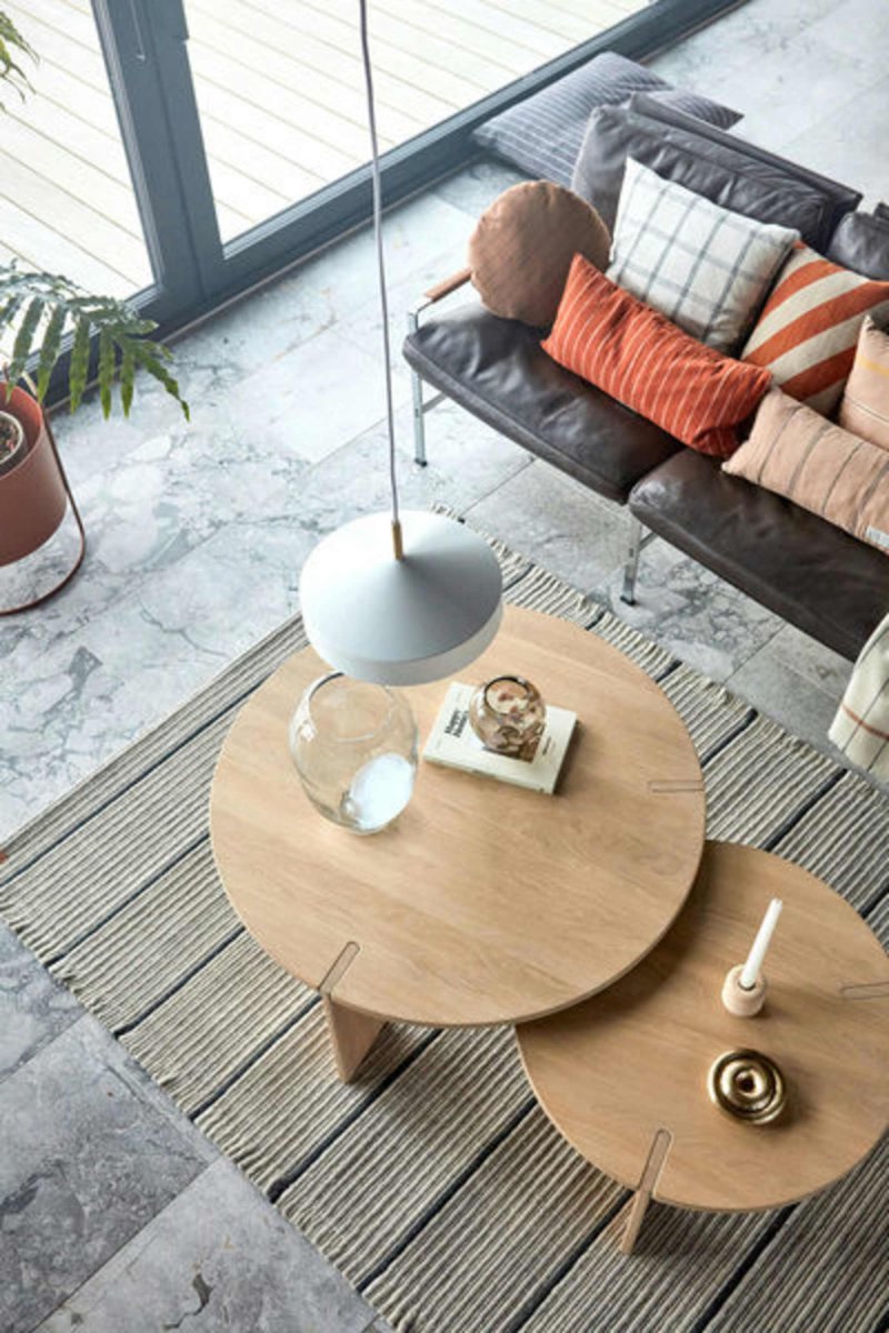 Hatto Ø30 Blanco Lámpas de techo De OYOY - La pantalla en forma de sombrero, inspirada en la palabra japonesa "hatto", le da un aspecto moderno que se adapta a cualquier hogar.