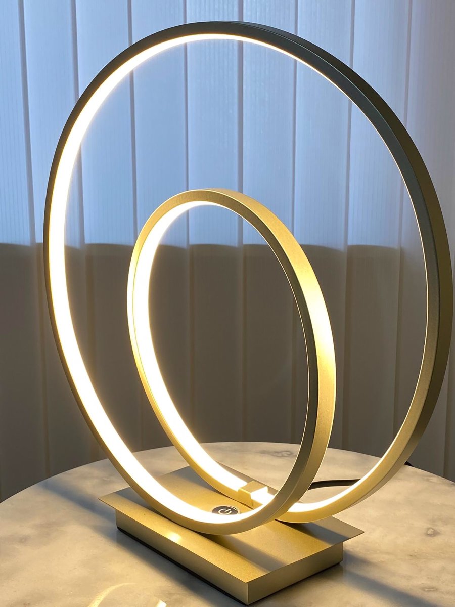 Loop 37cm Champán lámpara de mesa De Aneta Lighting - LED integrado de 14 W, regulable mediante un regulador de 3 pasos en la base de la lámpara.