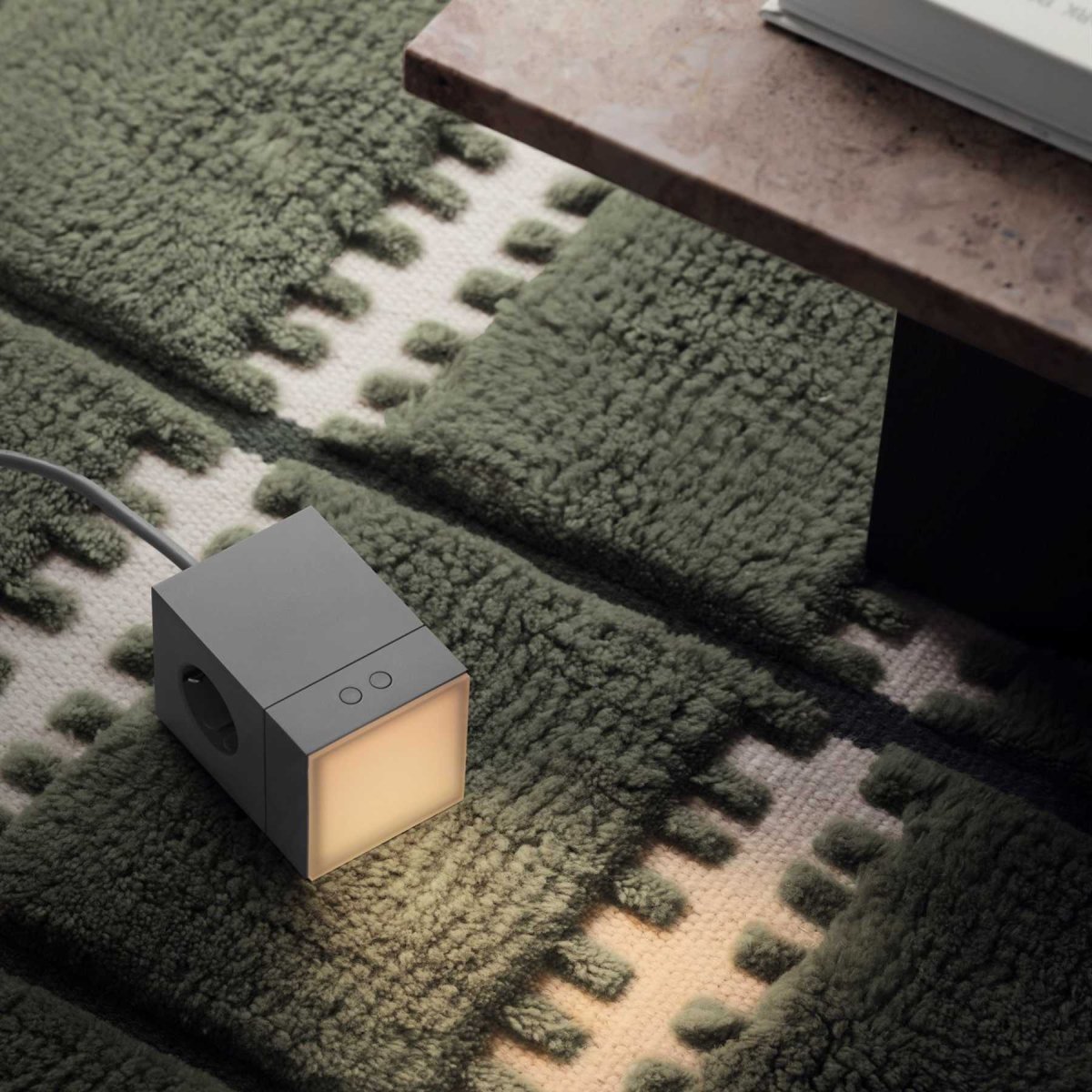 LAMP 1 - EU Gris De Avolt - La l&aacute;mpara est&aacute; fabricada en policarbonato y cuenta con una cubierta de vidrio esmerilado y texturizado que difunde la luz de forma suave y agradable.
