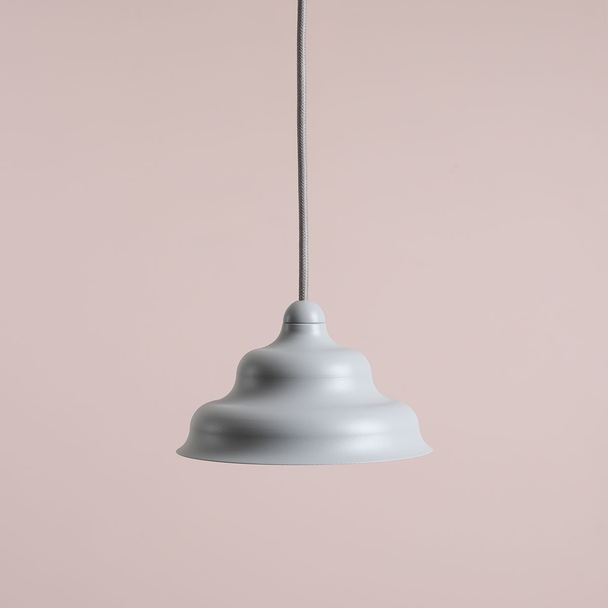Wave Ø17 Azul Lámpas de techo De Artera - La pantalla de metal desgastado en gris mate resalta; El color crea una hermosa dispersión de luz hacia abajo, lo que lo hace perfecto para colgarlo sobre la mesa del comedor o la encimera de la cocina.