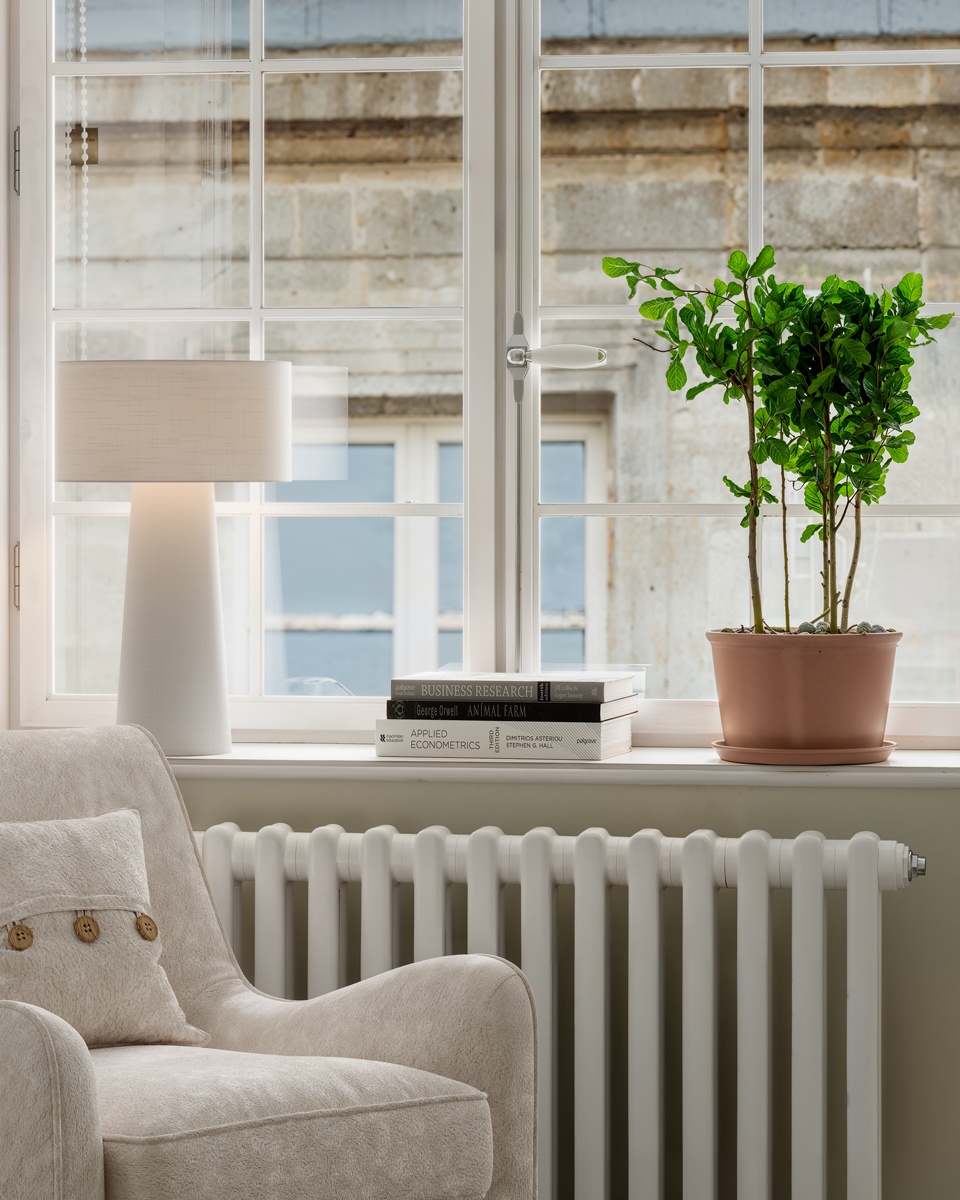 Linum 50cm Blanco lámpara de mesa De By Rydéns - El tejido de lino proporciona una luz c&aacute;lida y agradable, mientras que el parasol integrado garantiza una distribuci&oacute;n suave de la luz y crea un ambiente acogedor.