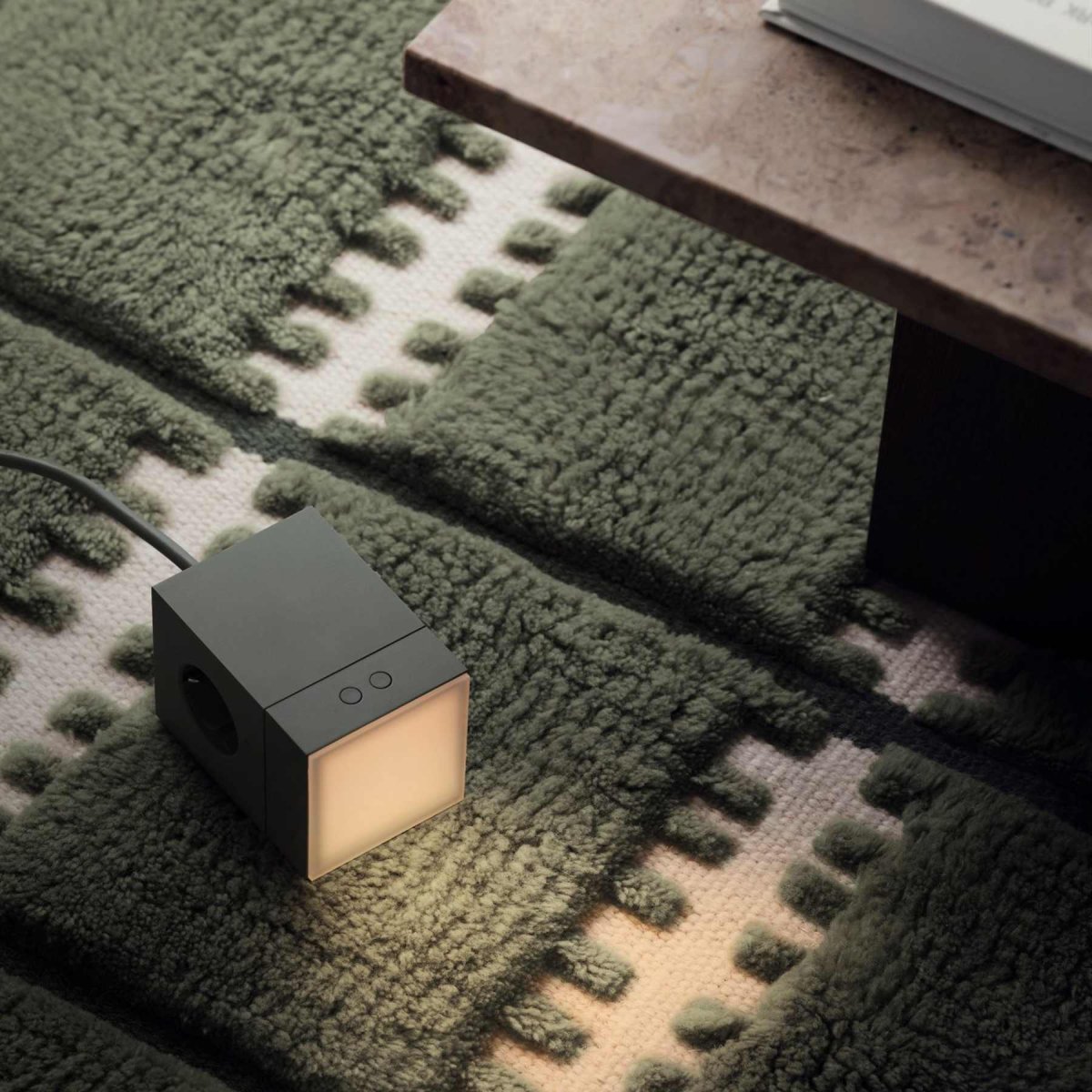 LAMP 1 - EU Verde De Avolt - La l&aacute;mpara est&aacute; fabricada en policarbonato y cuenta con una cubierta de vidrio esmerilado y texturizado que difunde la luz de forma suave y agradable.