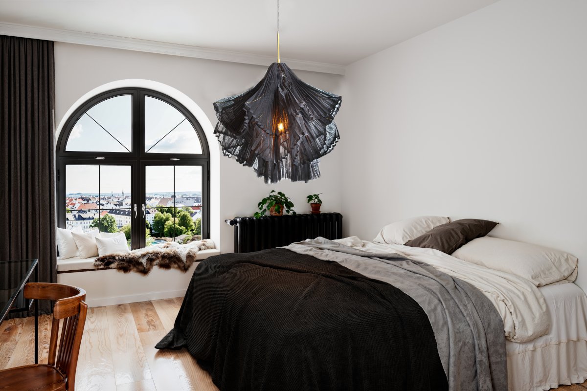 Juliette Ø75 Negro Lámpas de techo De By Rydéns - Gracias a su forma &uacute;nica y sus elegantes detalles, Juliette es una excelente opci&oacute;n para quienes buscan una l&aacute;mpara de techo que sea hermosa y cree el ambiente perfecto.