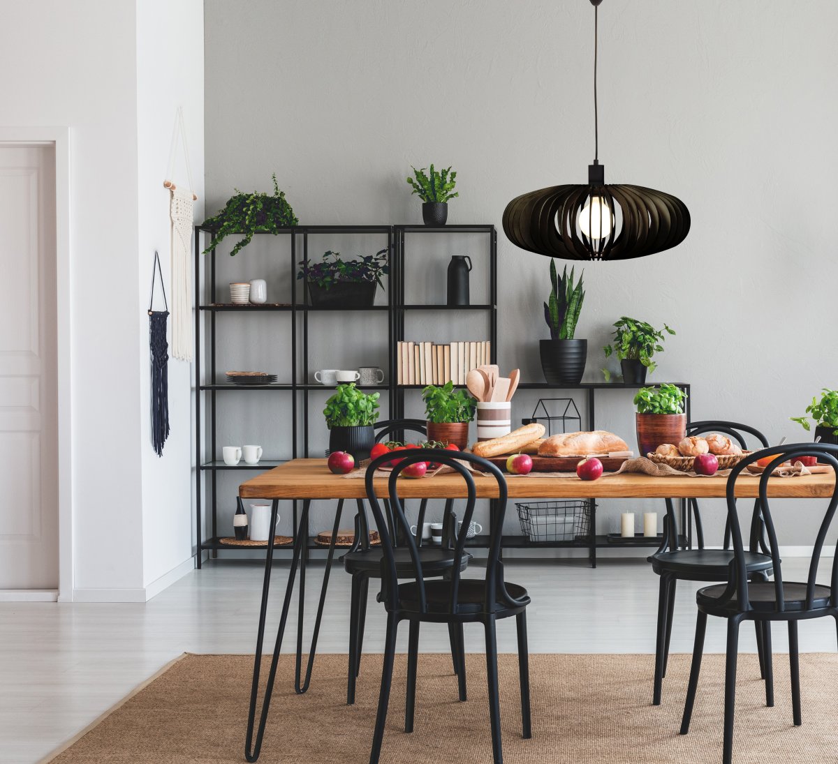 Arcos Ø50 Negro Lámpas de techo De Aneta Lighting - La elegante lámpara de techo Arcos está formada por láminas de madera contrachapada de forma suavemente redondeada que crean un hermoso juego de luces y sombras.