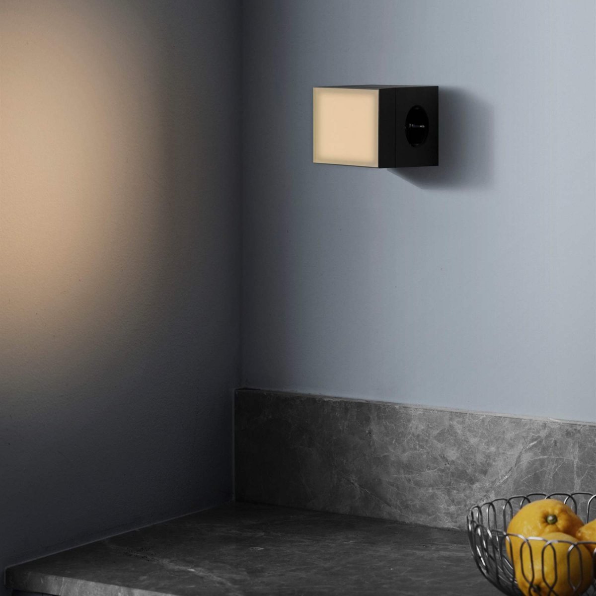 LAMP 1 - EU Negro De Avolt - La lámpara está fabricada en policarbonato y cuenta con una cubierta de vidrio esmerilado y texturizado que difunde la luz de forma suave y agradable.