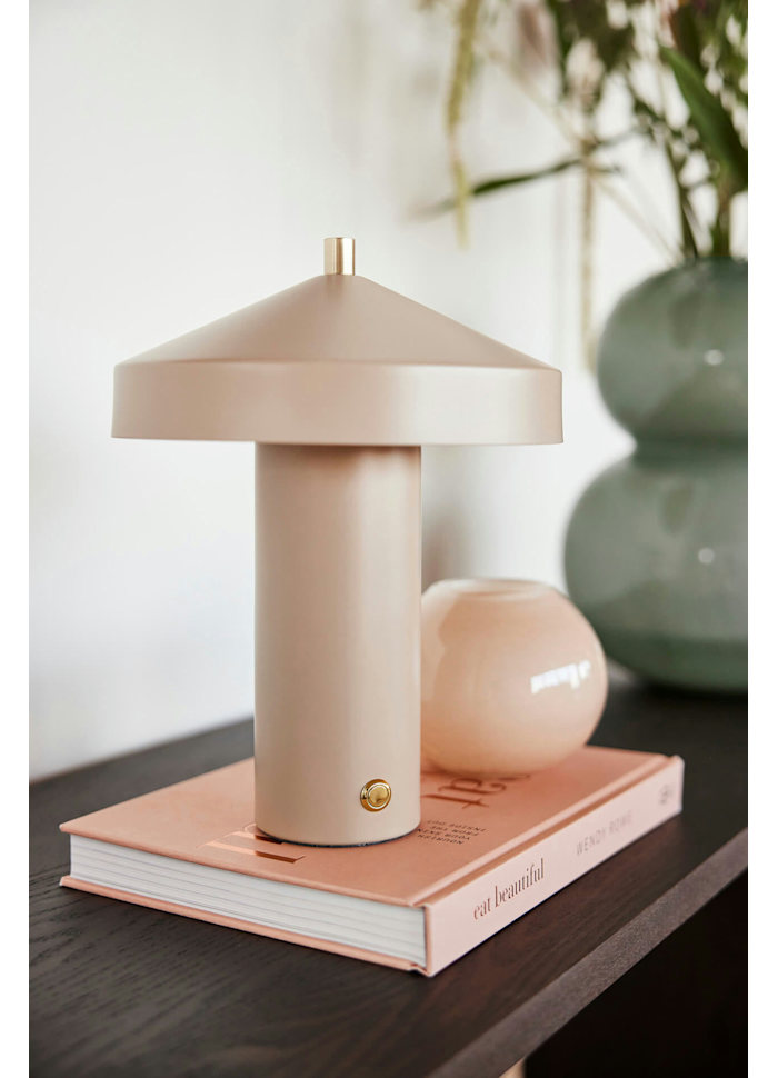 Hatto 25cm Beige portátil De OYOY - Con tres niveles de atenuaci&oacute;n y un LED de bajo consumo, ofrece una luz agradable y personalizable para diferentes necesidades.