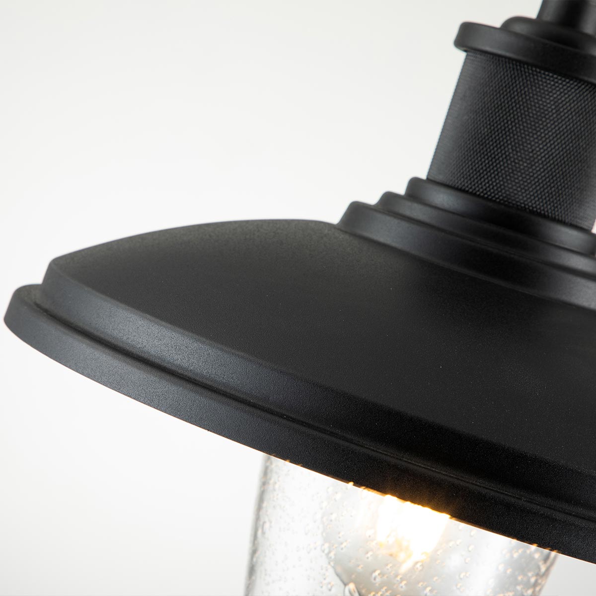 Allenbury Negro lámpara de exterior De Elstead Lighting - La lámpara tiene un elegante acabado negro texturizado y está diseñada para soportar condiciones climáticas adversas.