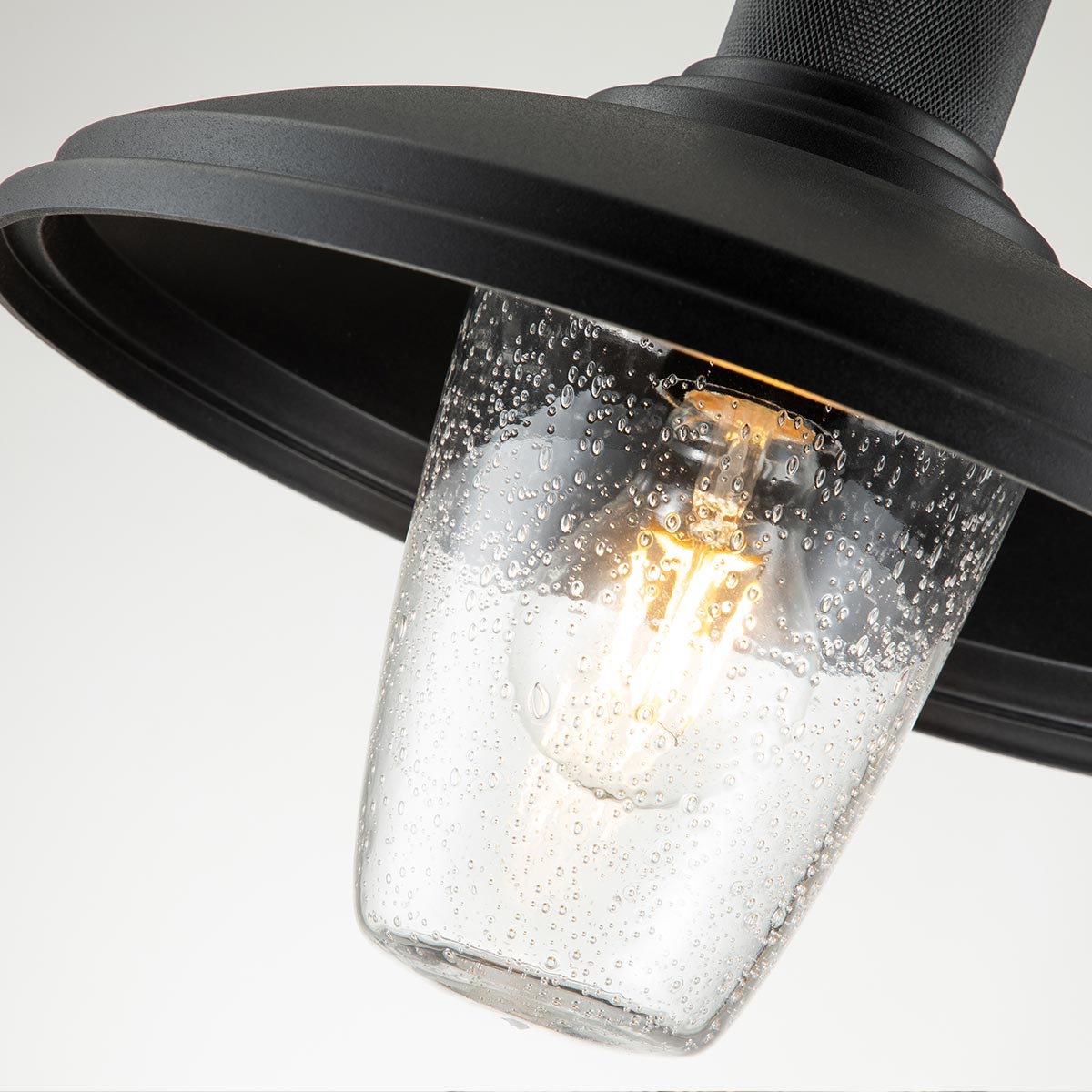 Allenbury Negro lámpara de exterior De Elstead Lighting - La lámpara tiene un elegante acabado negro texturizado y está diseñada para soportar condiciones climáticas adversas.