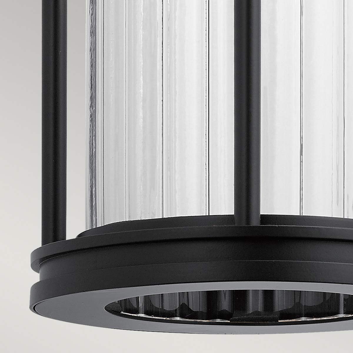 Barras Negro lámpara de exterior De Elstead Lighting - La lámpara tiene un grado de protección IP44, lo que significa que está protegida contra salpicaduras de agua y las inclemencias del tiempo, lo que la hace ideal para uso en exteriores.