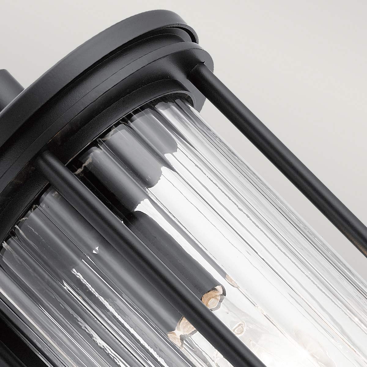 Barras Negro lámpara de exterior De Elstead Lighting - La lámpara tiene un grado de protección IP44, lo que significa que está protegida contra salpicaduras de agua y las inclemencias del tiempo, lo que la hace ideal para uso en exteriores.