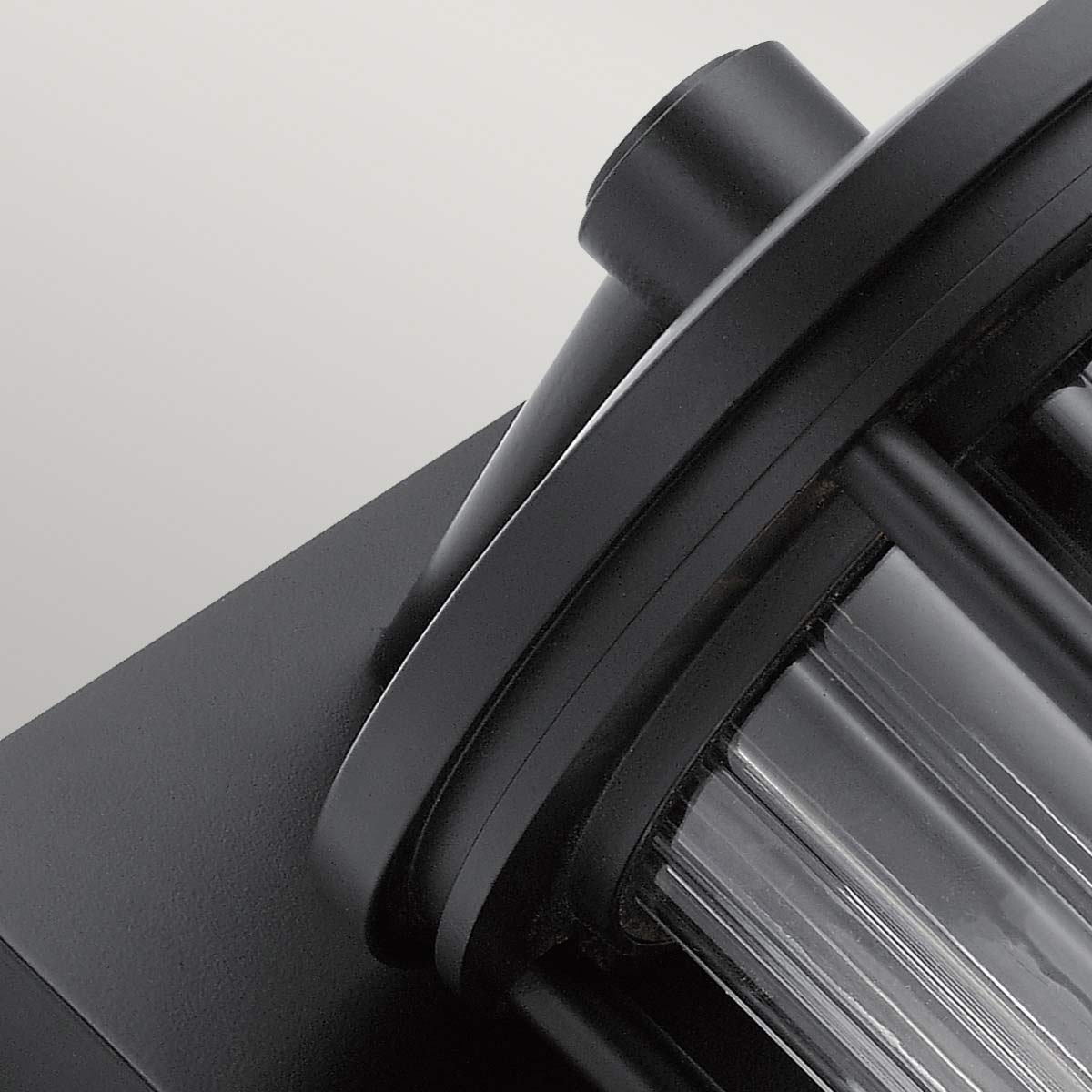 Barras Negro lámpara de exterior De Elstead Lighting - La lámpara tiene un grado de protección IP44, lo que significa que está protegida contra salpicaduras de agua y las inclemencias del tiempo, lo que la hace ideal para uso en exteriores.