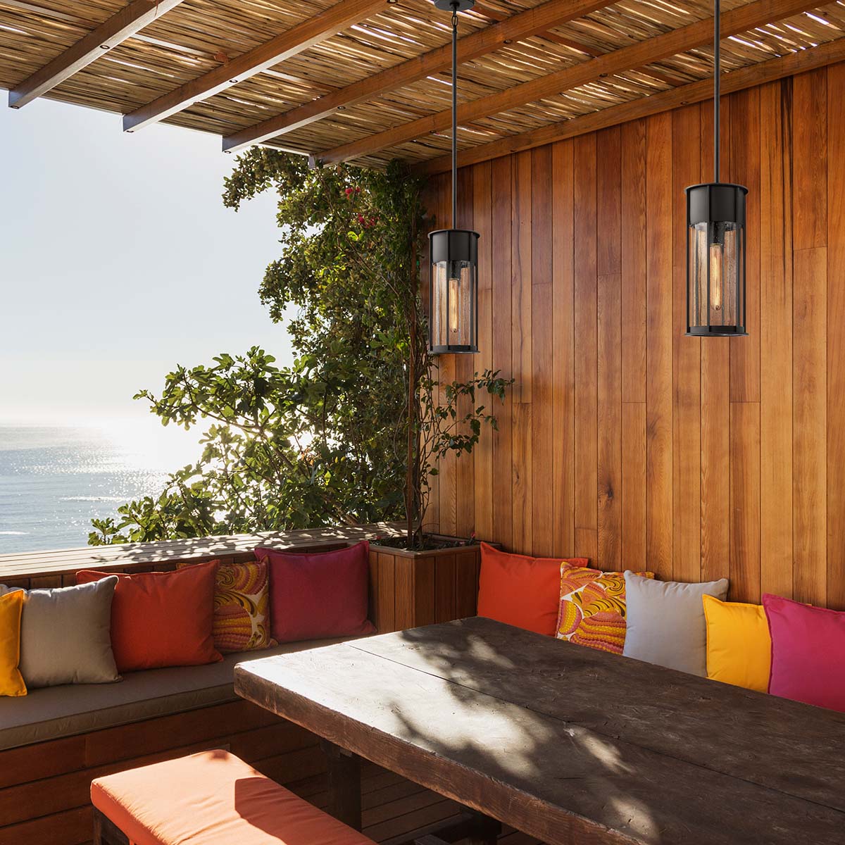 Camillo 37cm Negro De Elstead Lighting - Med sin robusta metallkonstruktion och klarglas med bubbeleffekt skapar den en vacker ljusspridning som f&ouml;rh&ouml;jer entr&eacute;er, altaner och verandor.