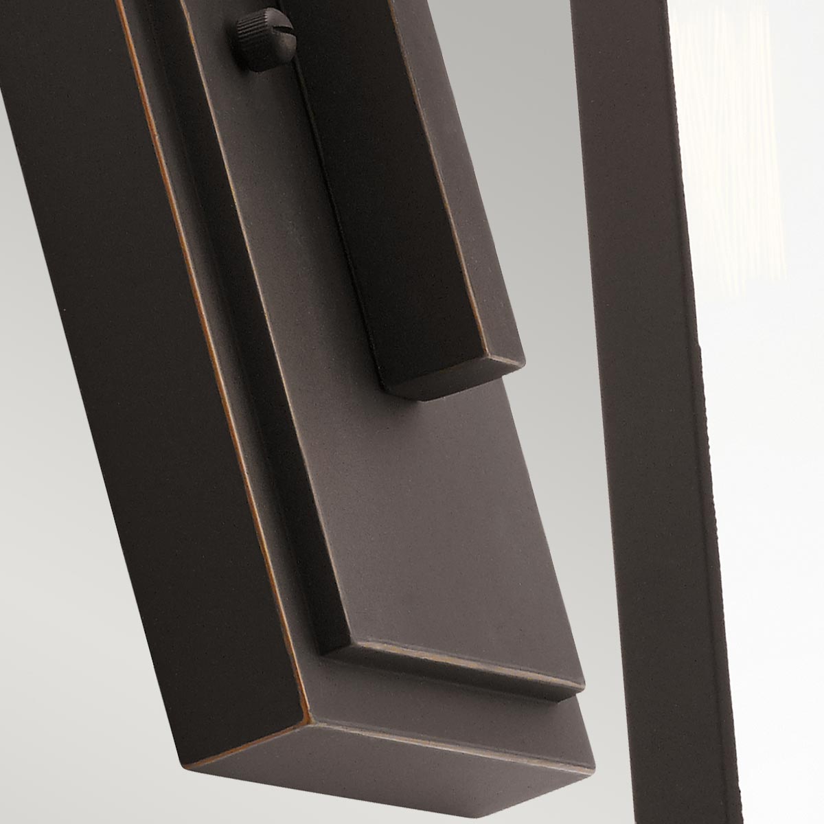 Delison Bronce lámpara de exterior De Elstead Lighting - Esta lámpara de exterior tiene una construcción simple y robusta con líneas limpias y un acabado en bronce.