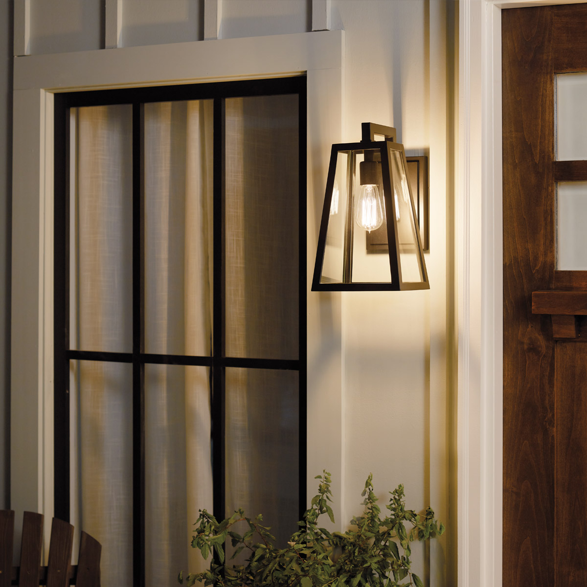 Delison Bronce lámpara de exterior De Elstead Lighting - Esta lámpara de exterior tiene una construcción simple y robusta con líneas limpias y un acabado en bronce.