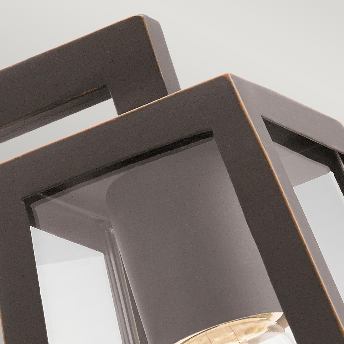 Delison Bronce lámpara de exterior De Elstead Lighting - Esta lámpara de exterior tiene una construcción simple y robusta con líneas limpias y un acabado en bronce.