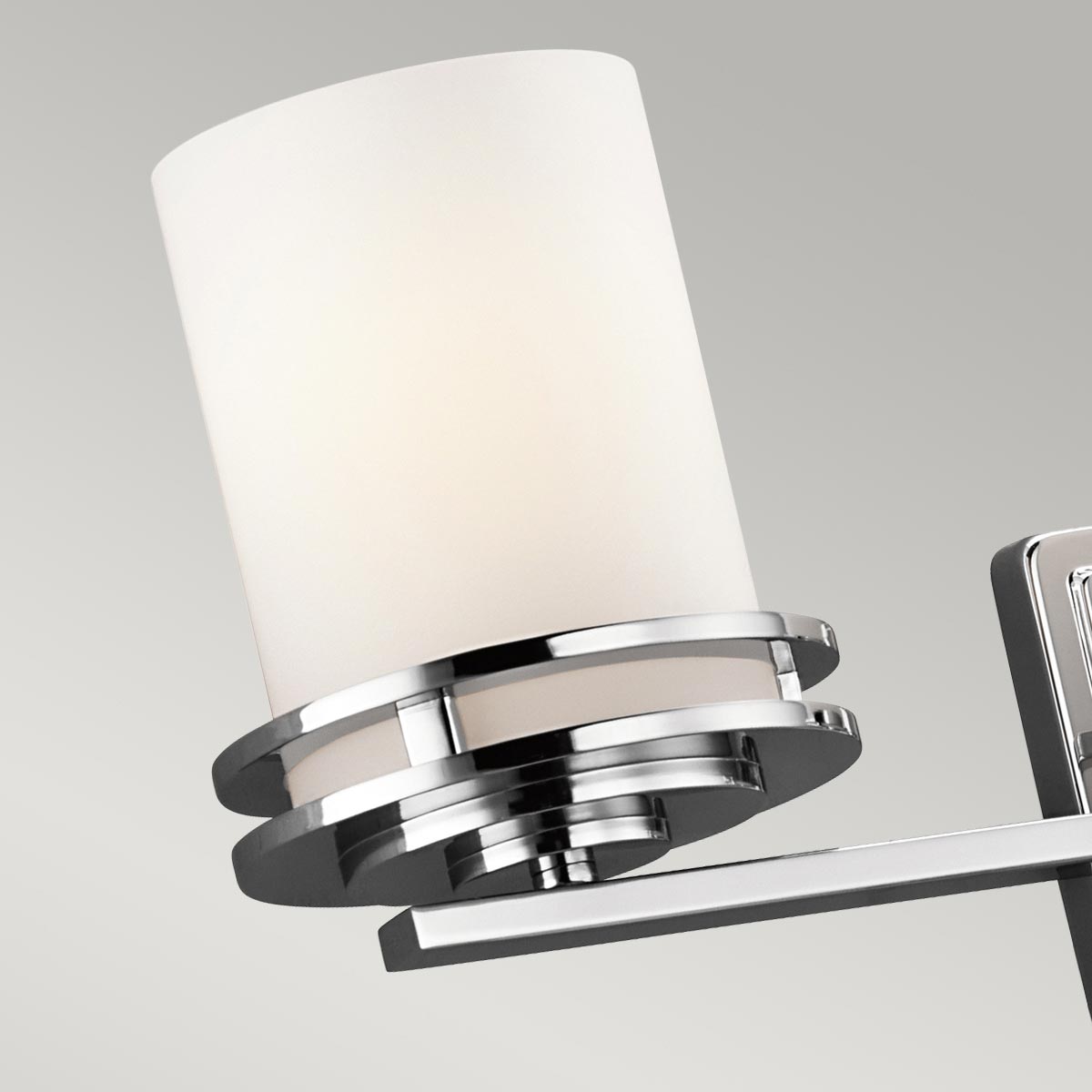 Hendrik 60cm Cromo pulido lámpara de baño De Elstead Lighting - Con su superficie de cromo pulido y sus elegantes pantallas de cristal opalino, deja una impresi&oacute;n elegante y sofisticada.