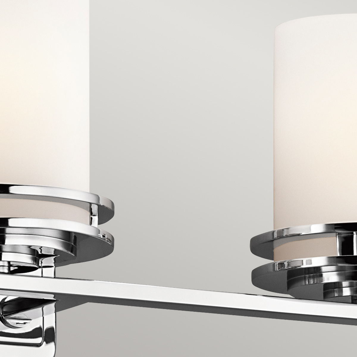 Hendrik 60cm Cromo pulido lámpara de baño De Elstead Lighting - Con su superficie de cromo pulido y sus elegantes pantallas de cristal opalino, deja una impresi&oacute;n elegante y sofisticada.