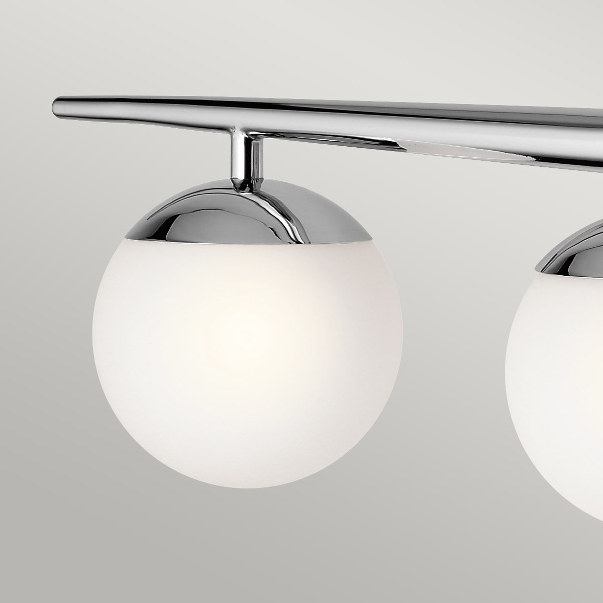 Jasper 62cm Cromo pulido lámpara de baño De Elstead Lighting - La l&aacute;mpara de pared Jasper encarna el modernismo de la d&eacute;cada de 1950 con su elegante tallo c&oacute;nico y globos de &oacute;palo que descansan sobre detalles de cromo pulido.