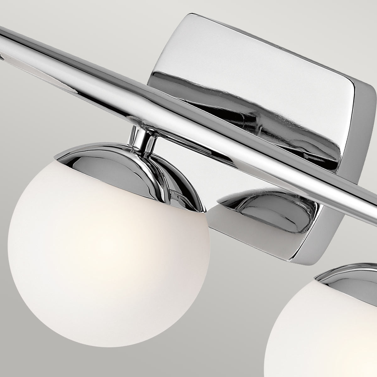 Jasper 62cm Cromo pulido lámpara de baño De Elstead Lighting - La l&aacute;mpara de pared Jasper encarna el modernismo de la d&eacute;cada de 1950 con su elegante tallo c&oacute;nico y globos de &oacute;palo que descansan sobre detalles de cromo pulido.