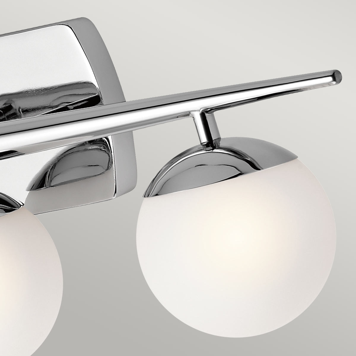 Jasper 62cm Cromo pulido lámpara de baño De Elstead Lighting - La l&aacute;mpara de pared Jasper encarna el modernismo de la d&eacute;cada de 1950 con su elegante tallo c&oacute;nico y globos de &oacute;palo que descansan sobre detalles de cromo pulido.