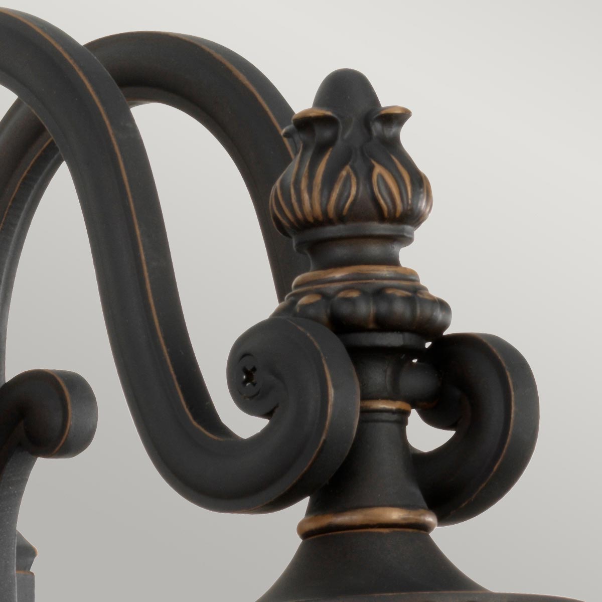 Luverne Bronce lámpara de exterior De Elstead Lighting - El vidrio transparente y acanalado emite una luz agradable y hace que la lámpara sea práctica y decorativa.