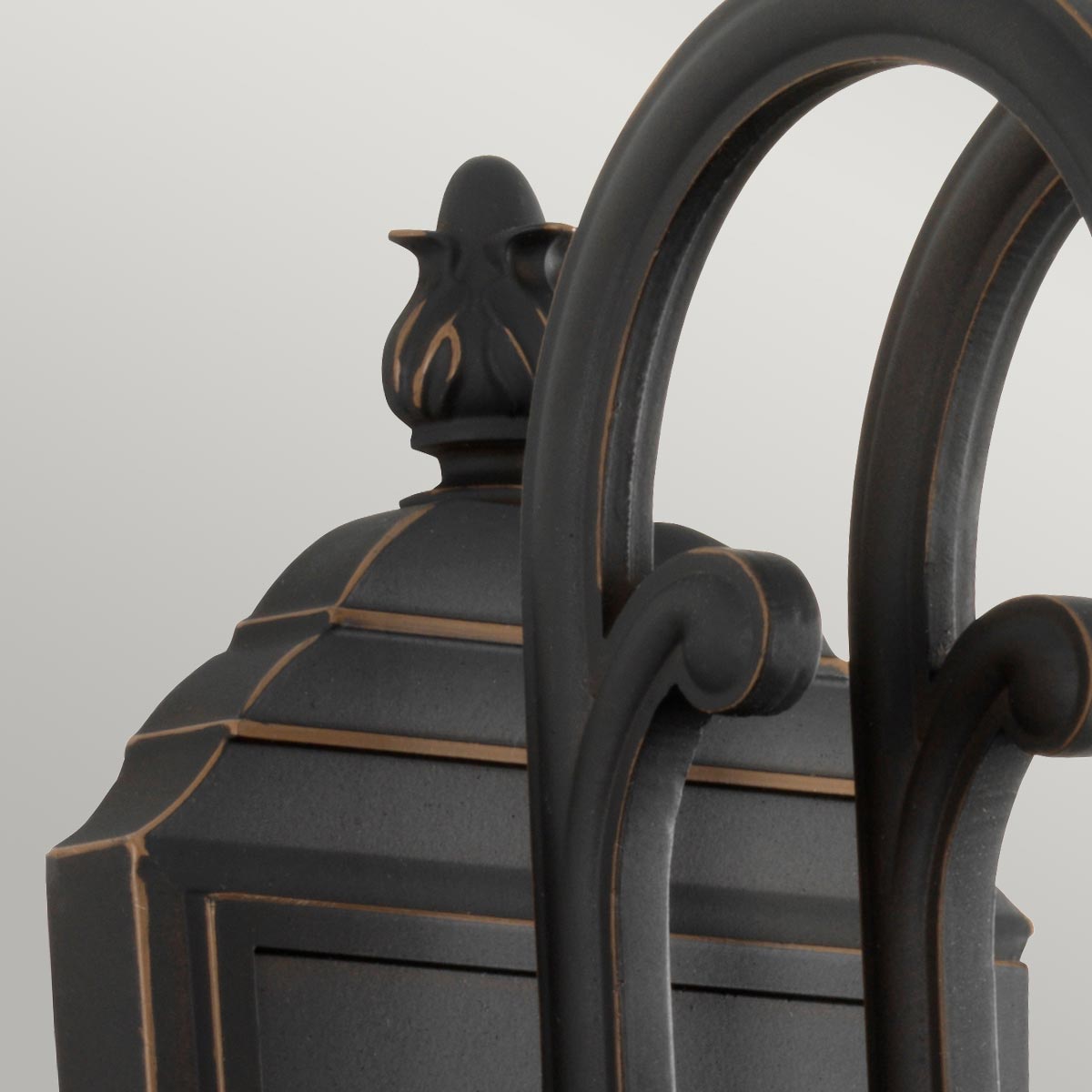 Luverne Bronce lámpara de exterior De Elstead Lighting - El vidrio transparente y acanalado emite una luz agradable y hace que la lámpara sea práctica y decorativa.