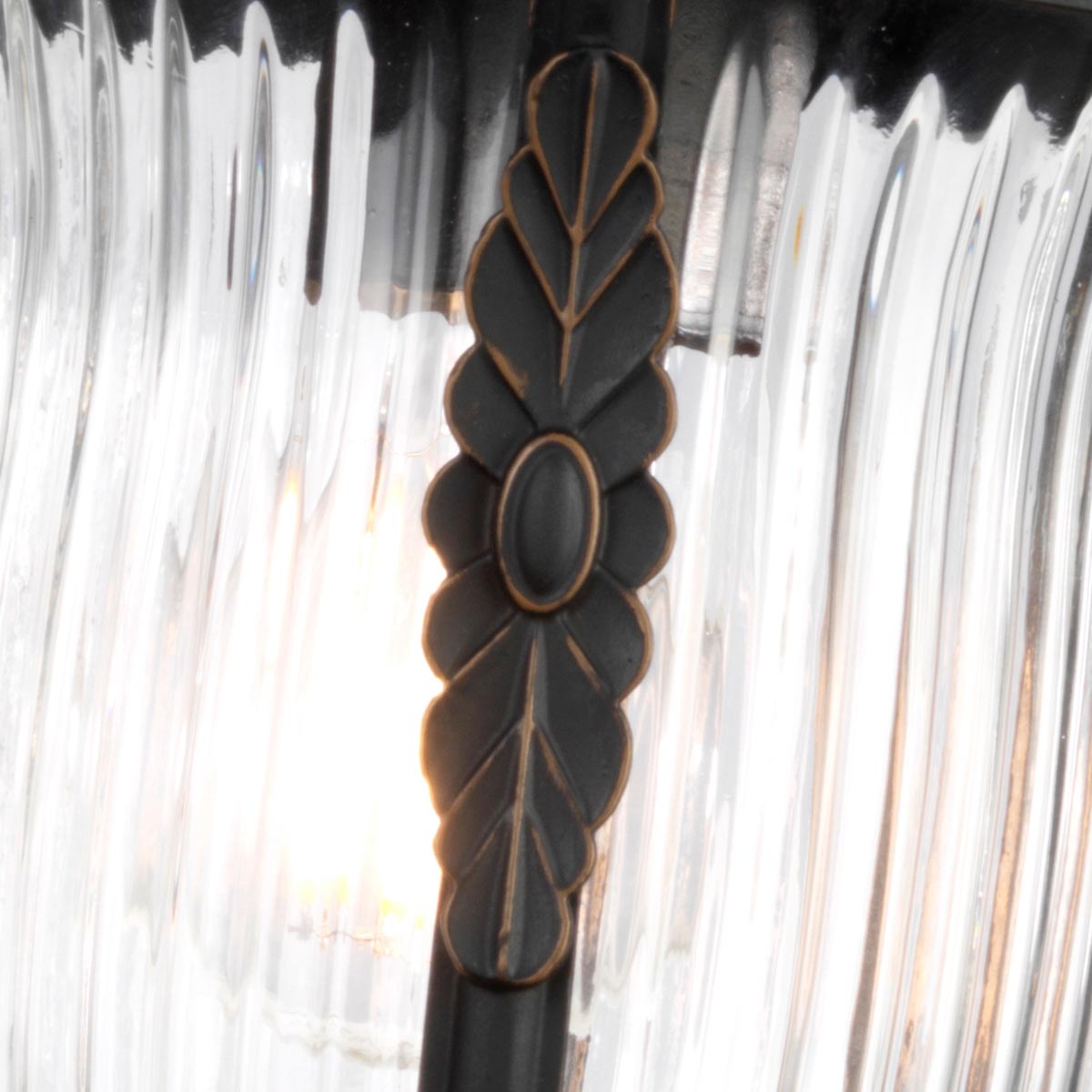 Luverne Bronce lámpara de exterior De Elstead Lighting - El vidrio transparente y acanalado emite una luz agradable y hace que la lámpara sea práctica y decorativa.