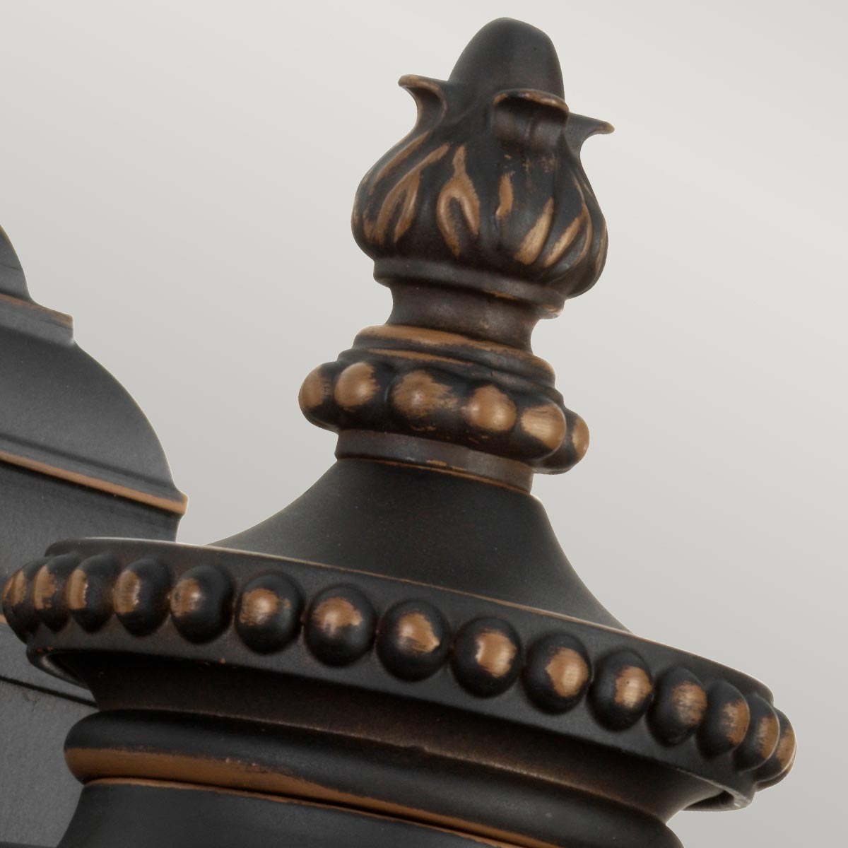 Luverne Bronce lámpara de exterior De Elstead Lighting - El vidrio transparente y acanalado emite una luz agradable y hace que la lámpara sea práctica y decorativa.