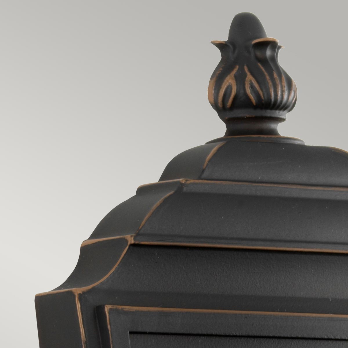 Luverne Bronce lámpara de exterior De Elstead Lighting - El vidrio transparente y acanalado emite una luz agradable y hace que la lámpara sea práctica y decorativa.
