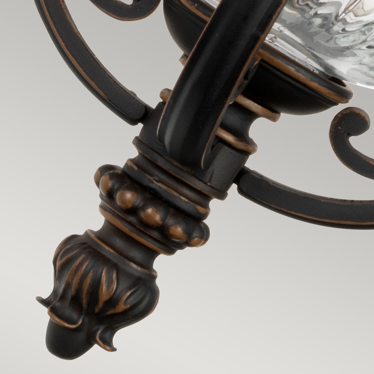Luverne Bronce lámpara de exterior De Elstead Lighting - El vidrio transparente y acanalado emite una luz agradable y hace que la lámpara sea práctica y decorativa.