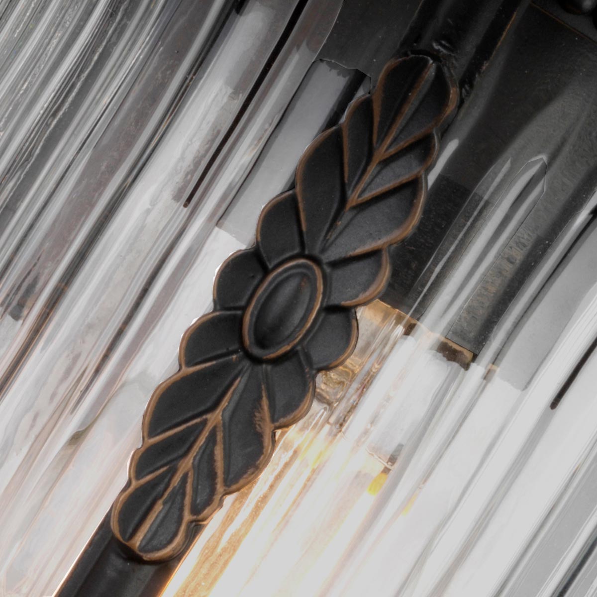 Luverne Bronce lámpara de exterior De Elstead Lighting - El vidrio transparente y acanalado emite una luz agradable y hace que la lámpara sea práctica y decorativa.