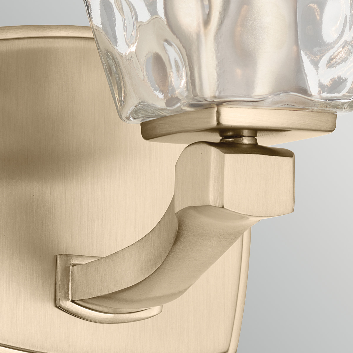 Marant 24cm Bronce lámpara de baño De Elstead Lighting - La pantalla, de cristal transparente texturizado con un patr&oacute;n que imita el agua, le confiere un aspecto vibrante y crea hermosos reflejos de luz al encenderse.