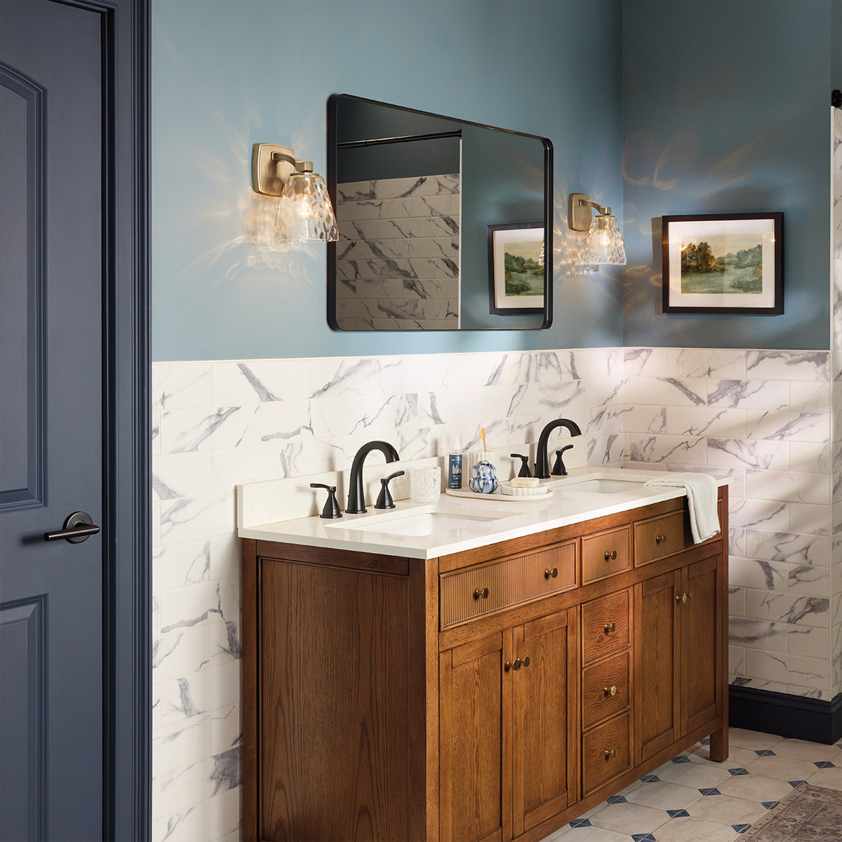 Marant 24cm Bronce lámpara de baño De Elstead Lighting - La pantalla, de cristal transparente texturizado con un patr&oacute;n que imita el agua, le confiere un aspecto vibrante y crea hermosos reflejos de luz al encenderse.