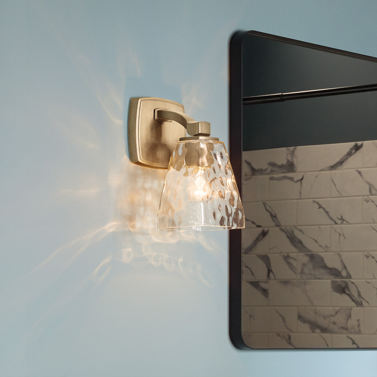 Marant 24cm Bronce lámpara de baño De Elstead Lighting - La pantalla, de cristal transparente texturizado con un patr&oacute;n que imita el agua, le confiere un aspecto vibrante y crea hermosos reflejos de luz al encenderse.