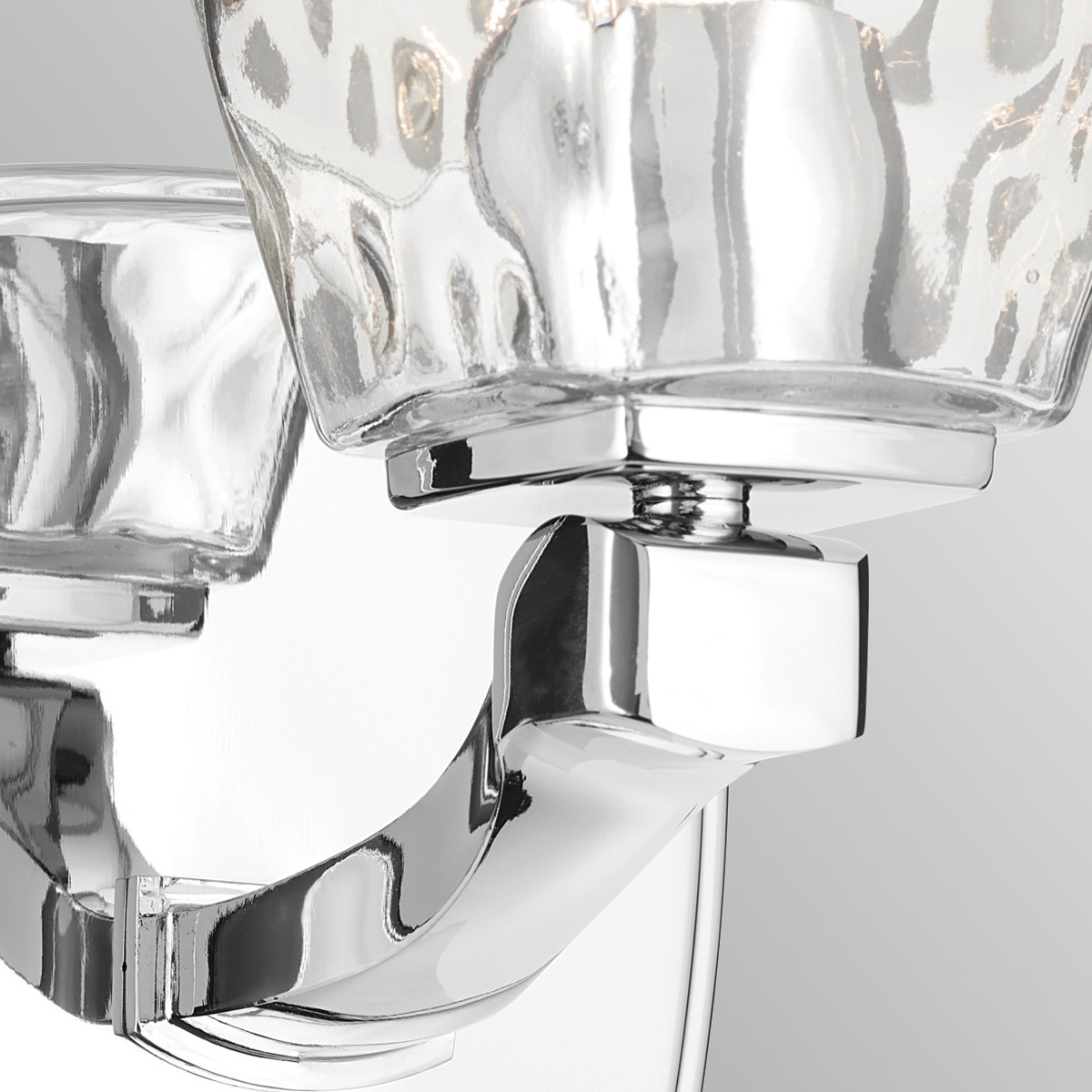 Marant 24cm Cromo lámpara de baño De Elstead Lighting - La pantalla, elaborada en cristal transparente texturizado con un dise&ntilde;o inspirado en el agua, le confiere un aspecto vibrante y crea hermosos reflejos de luz al encenderse.
