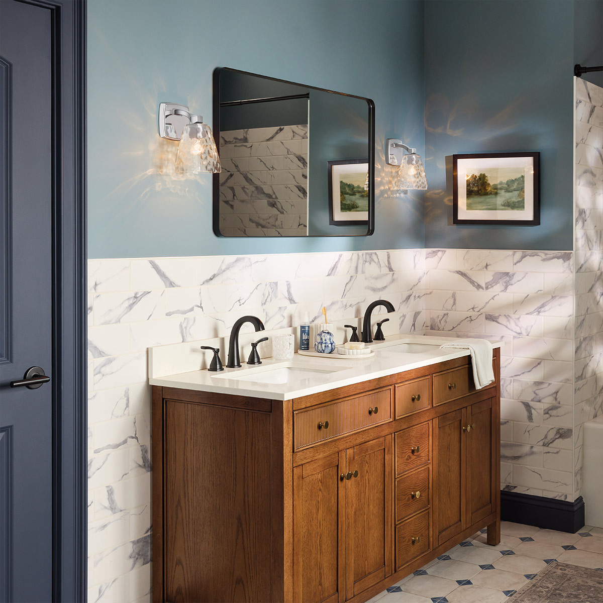 Marant 24cm Cromo lámpara de baño De Elstead Lighting - La pantalla, elaborada en cristal transparente texturizado con un dise&ntilde;o inspirado en el agua, le confiere un aspecto vibrante y crea hermosos reflejos de luz al encenderse.