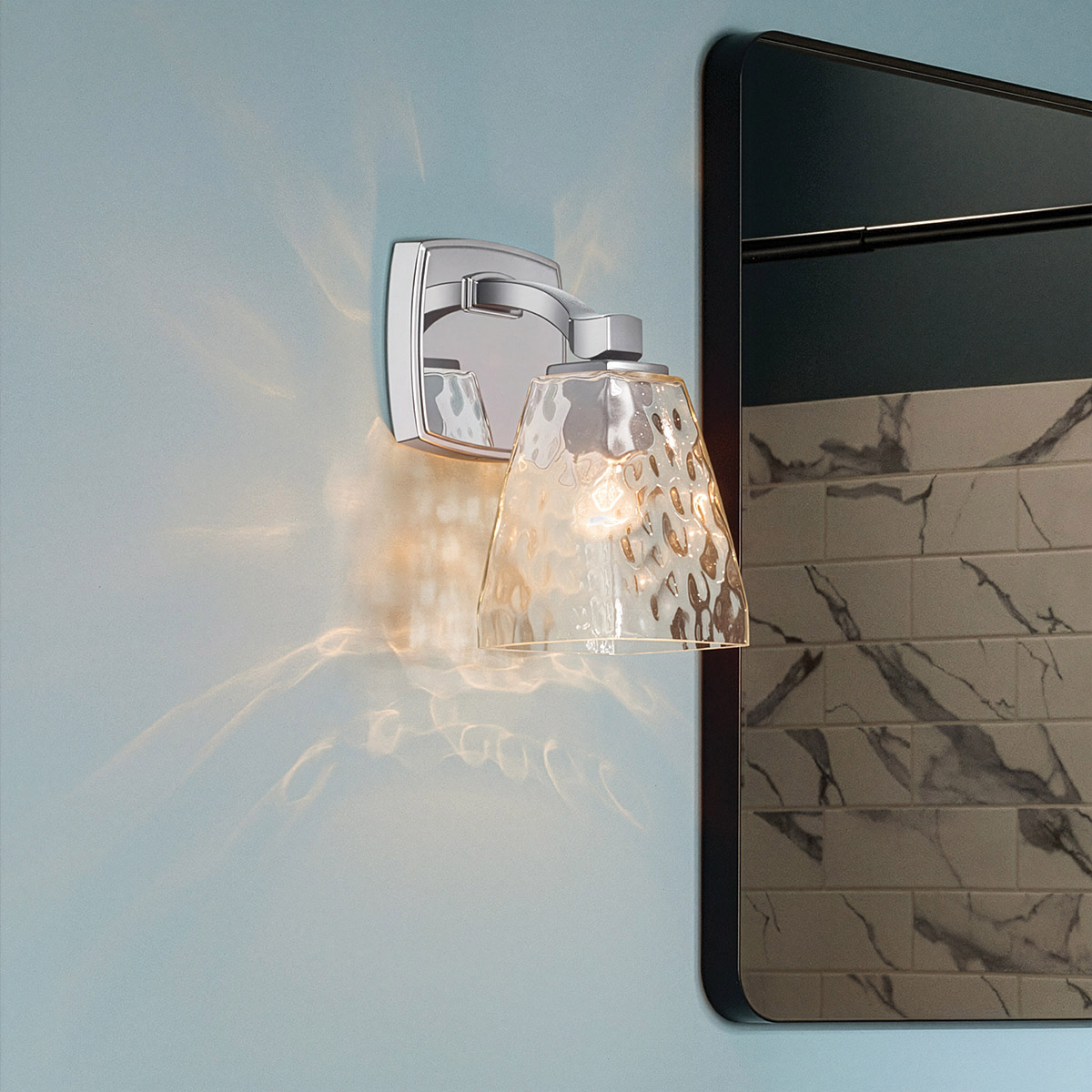 Marant 24cm Cromo lámpara de baño De Elstead Lighting - La pantalla, elaborada en cristal transparente texturizado con un dise&ntilde;o inspirado en el agua, le confiere un aspecto vibrante y crea hermosos reflejos de luz al encenderse.