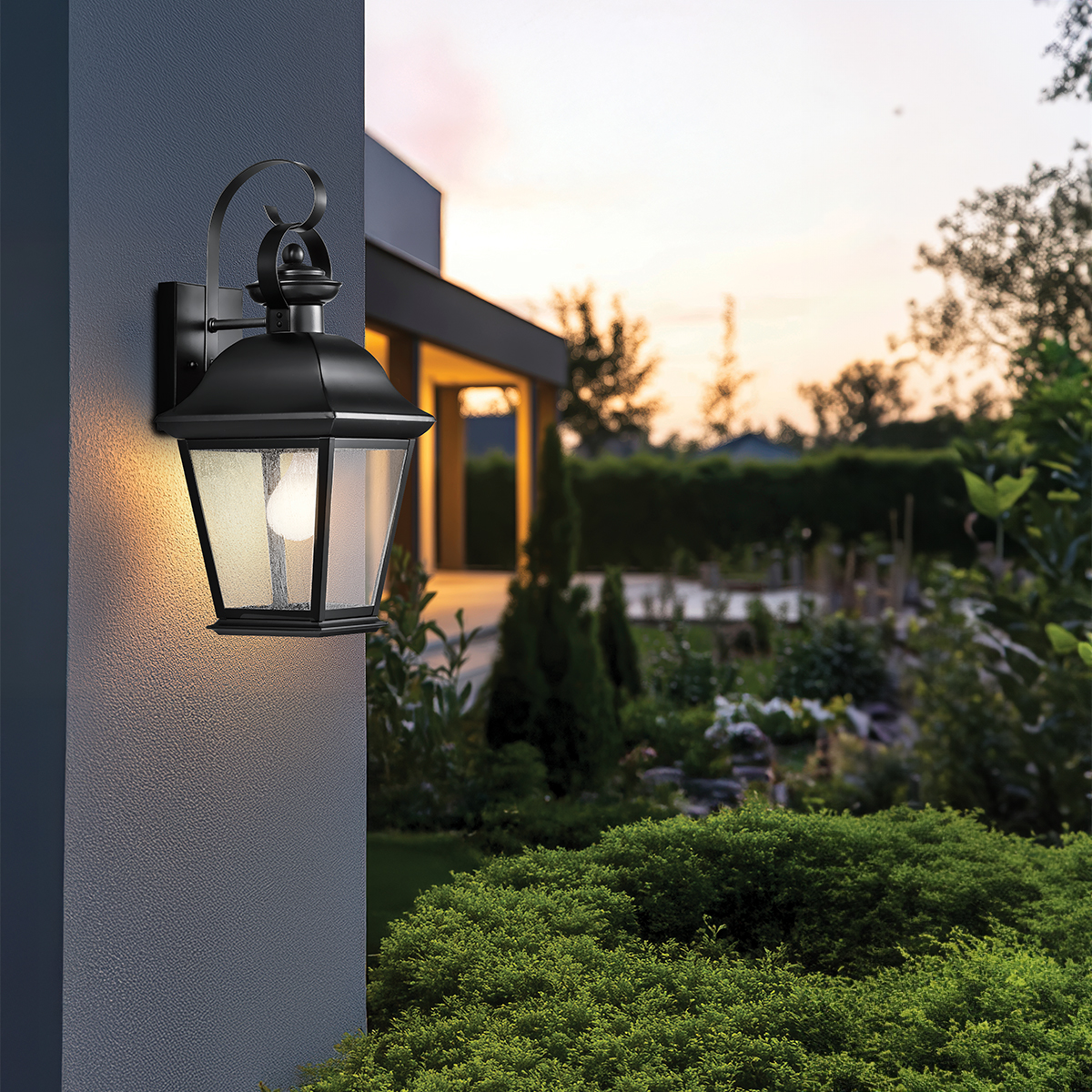 Mount Vernon Negro lámpara de exterior De Elstead Lighting - La l&aacute;mpara de fachada Mount Vernon impresiona por su estilo cl&aacute;sico y sus detalles decorativos.
