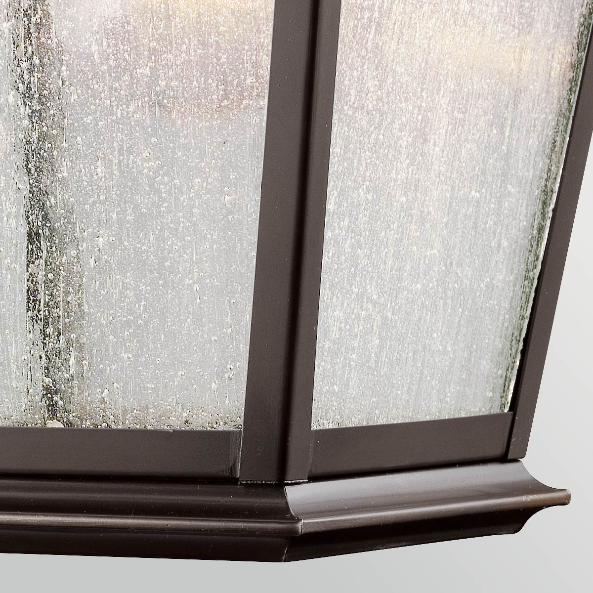Mount Vernon Bronce lámpara de exterior De Elstead Lighting - Fabricada en metal con un elegante acabado bronce, se combina con cristal transparente y una llamativa superficie texturizada, lo que le confiere un aspecto vibrante y distintivo.