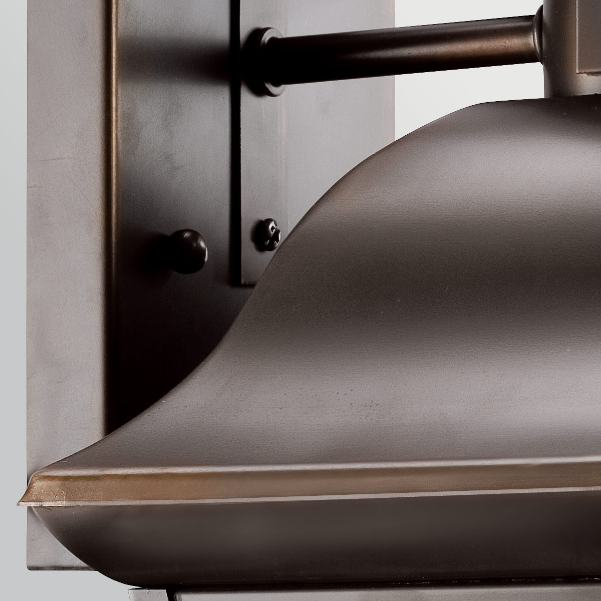 Mount Vernon Bronce lámpara de exterior De Elstead Lighting - Fabricada en metal con un elegante acabado bronce, se combina con cristal transparente y una llamativa superficie texturizada, lo que le confiere un aspecto vibrante y distintivo.