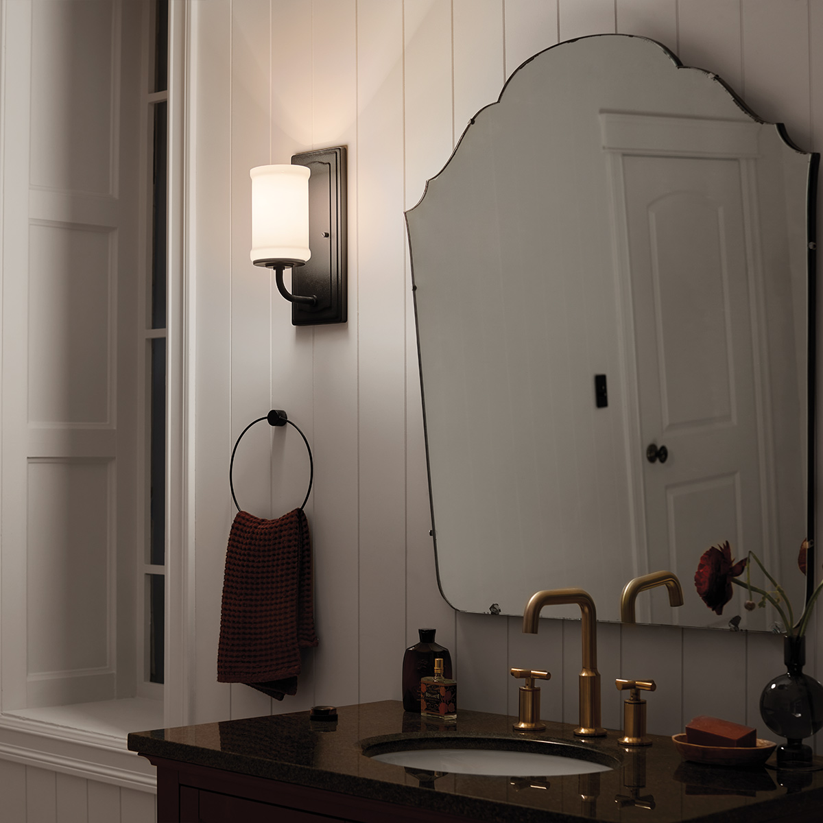 Vetivene 30cm Negro lámpara de baño De Elstead Lighting - Vetivene es una elegante l&aacute;mpara de pared para ba&ntilde;o que combina un dise&ntilde;o cl&aacute;sico con materiales de alta calidad.